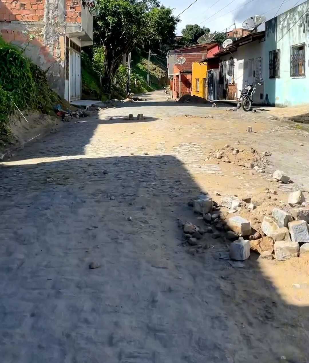 Camacã: A Prefeitura segue com recuperação de ruas e intensifica serviços de cascalhamento.

